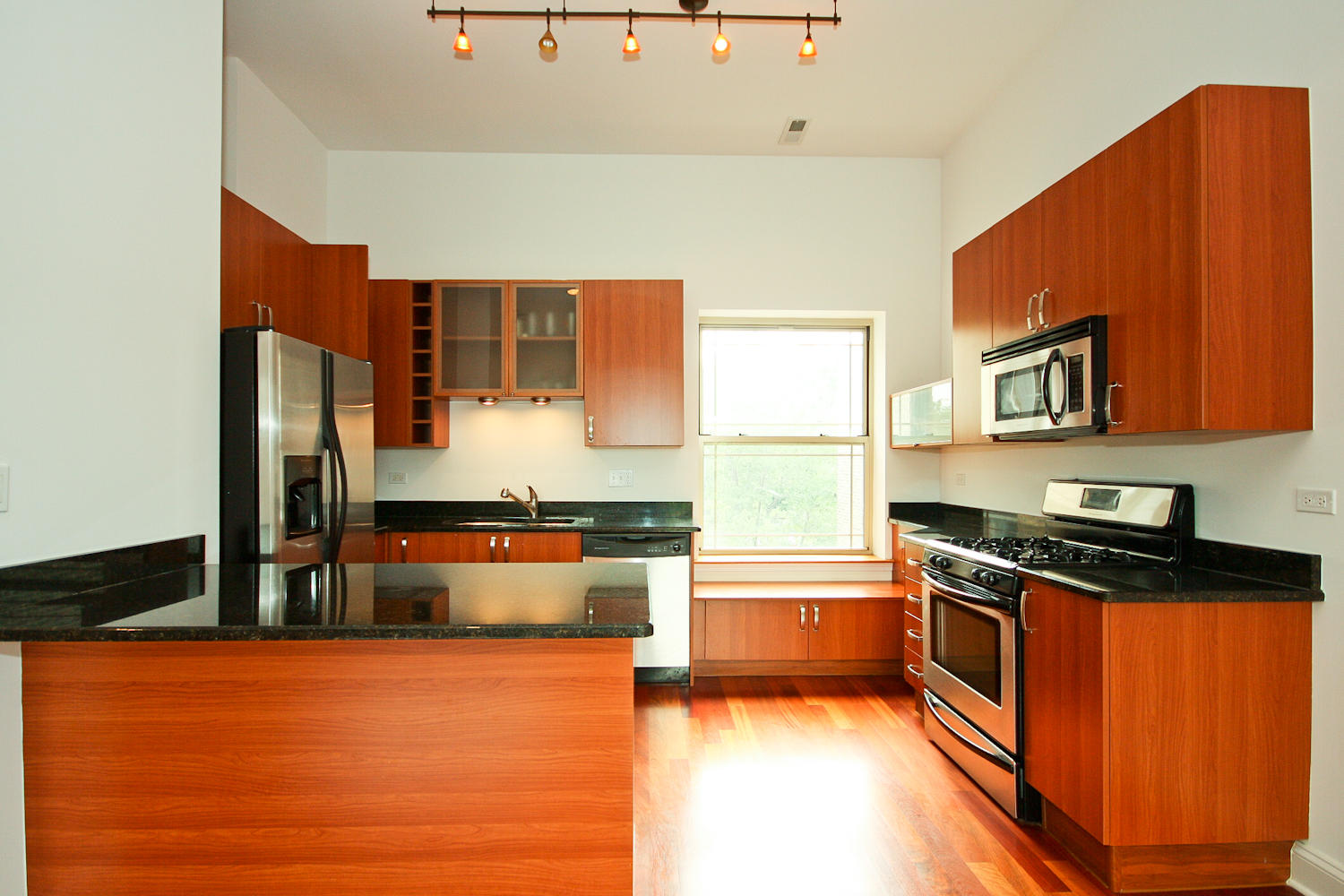 The Chicago Real Estate Local New for Sale A contemporary Ravenswood condo for 299,000