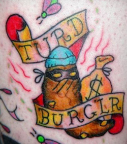 tatuaje que dice turd burger
