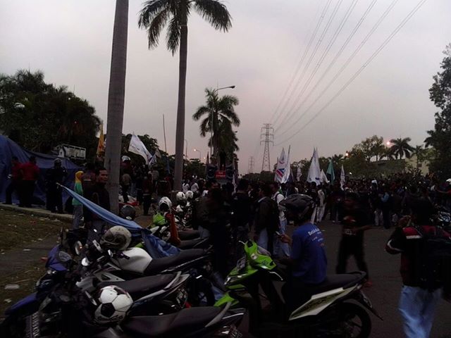 PT Kalbe seminggu didemo ribuan buruh.