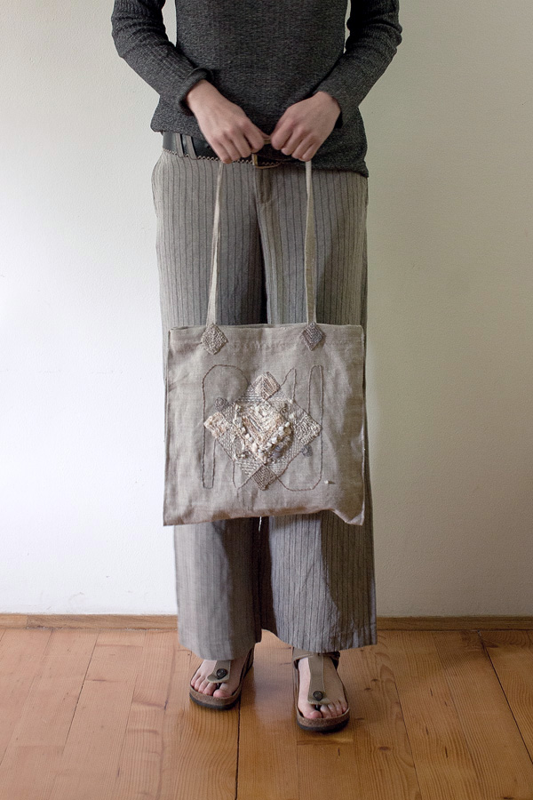 rRradionica Embroidered linen tote bag with knitted embellishments