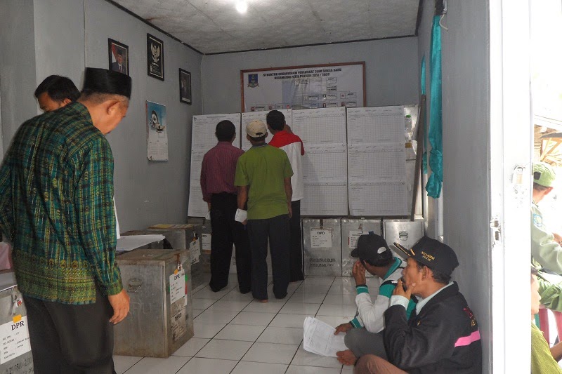 CLICK TO ENLARGE Gambar Kegiatan PPS Desa Mekar Baru Kecamatan Petir pada Pemilu 2014