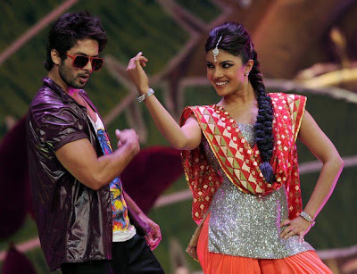 CRICSIM ANNUAL AWARDS - 1ST JULY, 2012 AT CAPE TOWN - Page 2 Shahid+Kapoor+and+Priyanka+Chopra+perform+on+stage+(IIFA)+awards+ceremony+a