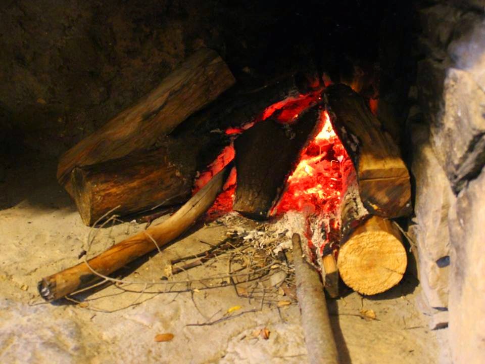 fuoco nel camino - cucina rustica