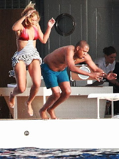 Beyonce Knowles wears a Red Bikini to celebrates her 32th birthday at Italy