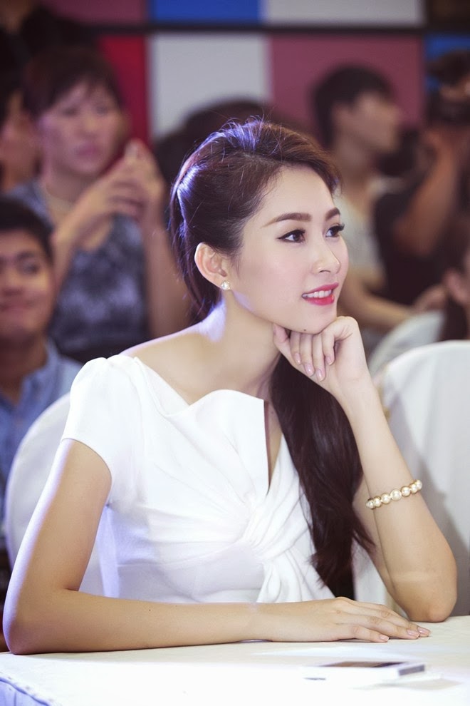 Hoa hậu Đặng Thu Thảo đẹp mơ màng trên 'ghế nóng'