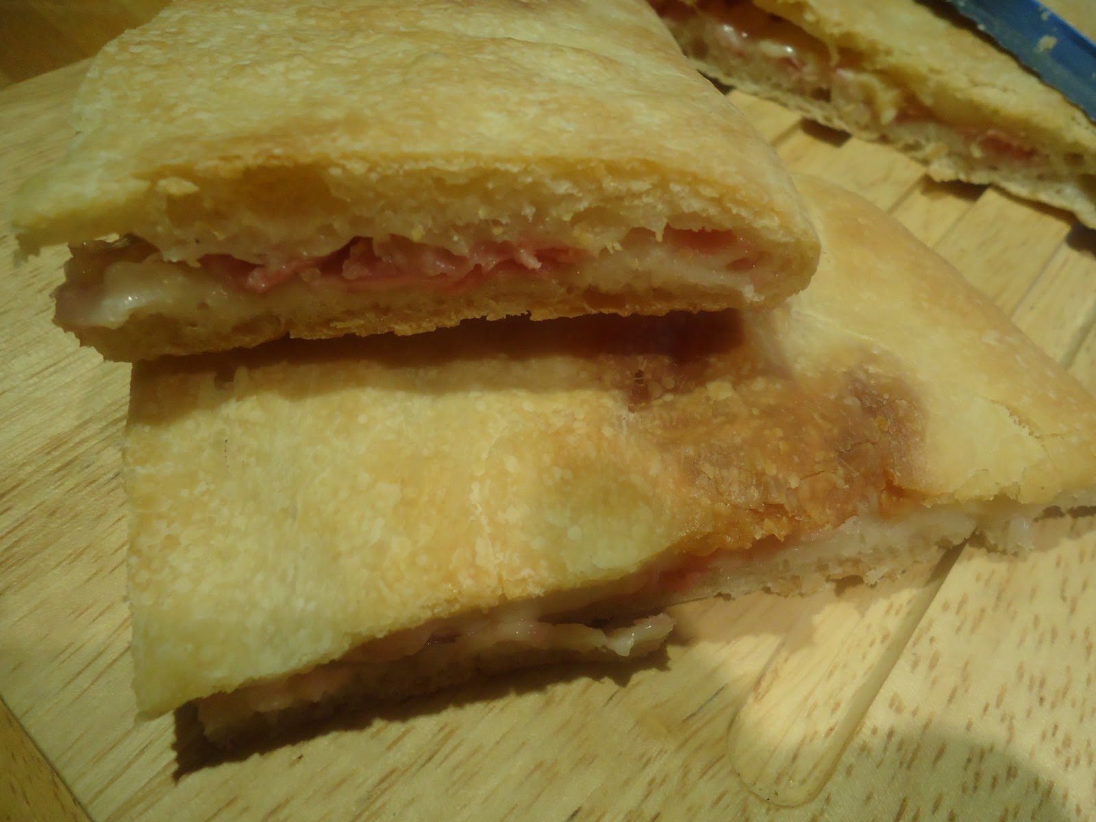 Focaccia al prosciutto e scamorza bianca