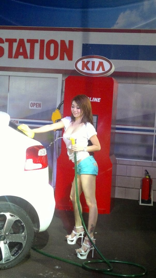 Foto Sexy Car Wash Naomi Alexandra IIMS 2013