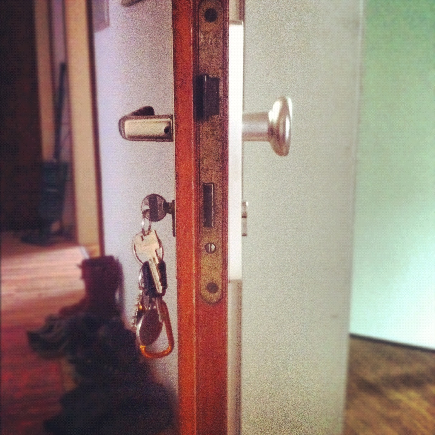 Weiß Aus Deutschland Front Door 1 Weiss 0 Basically This Means When You Are Outside The Apartment Even If Door Isn T Locked Have To Open Using Your Key As A Knob