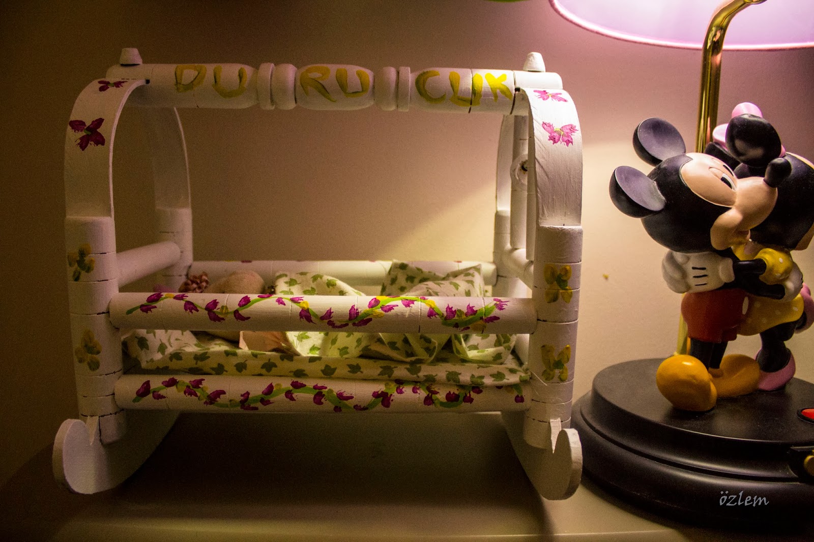 Sihirli Kareler Oyuncak bebek beşiği yenilendi) Sihirli Kareler Oyuncak bebek beşiği yenilendi)