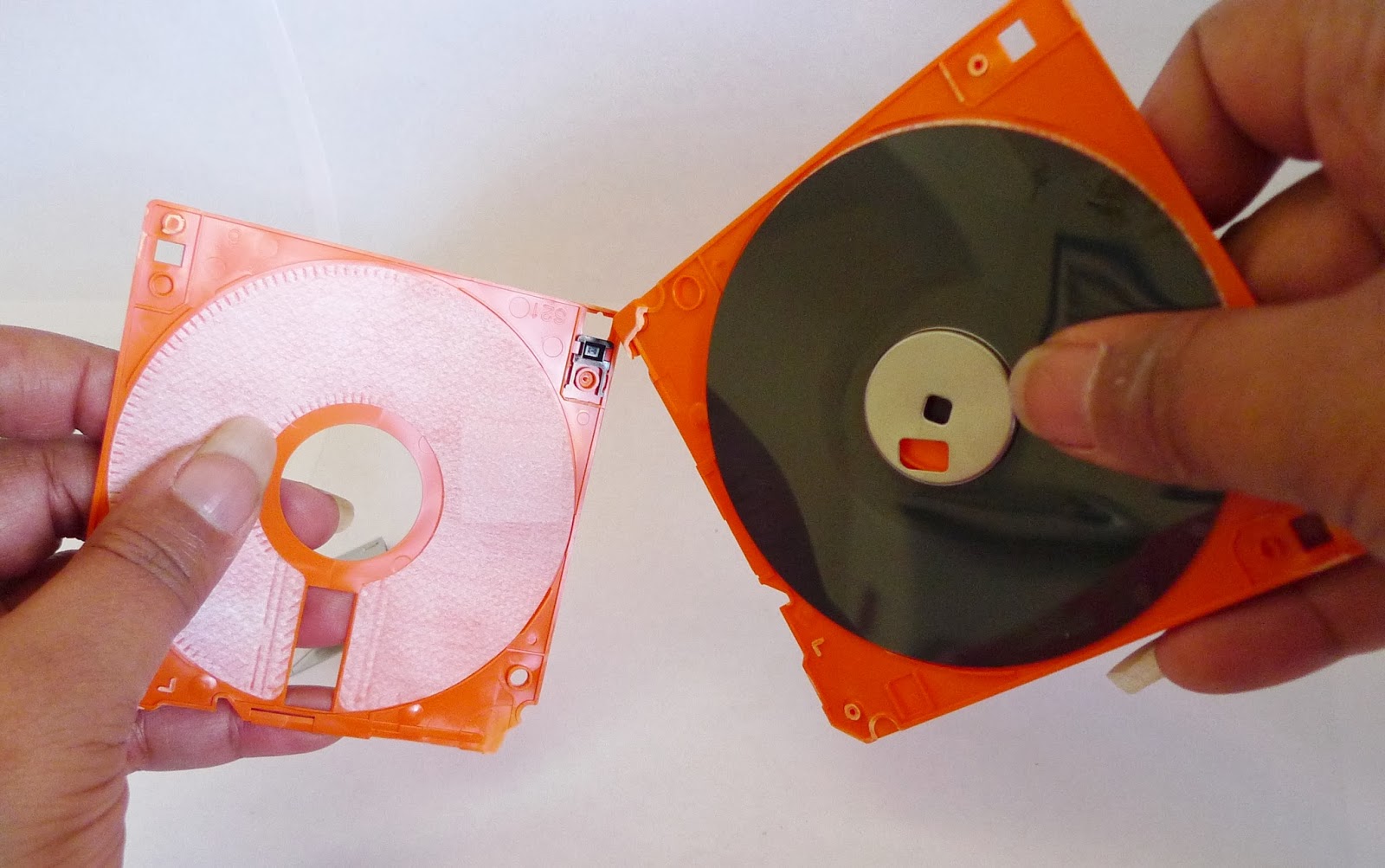 Recycle Old Things into New Floppy Disk Jewelry Chain Caddy