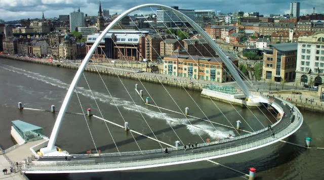 puente inclinable Gateshead Millennium