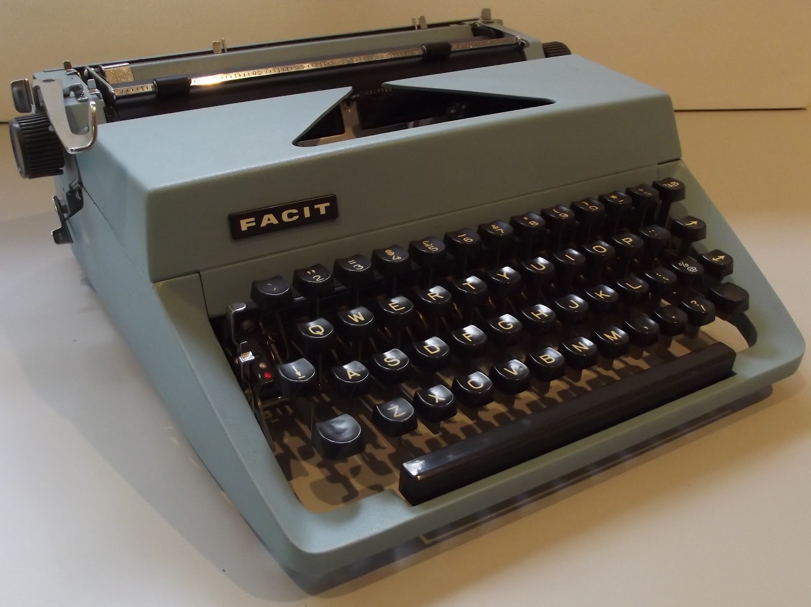 oz.Typewriter Facit v Facit The TP1 and TP2 Portable Typewriters