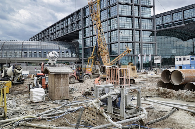 Baustelle Hauptbahnhof, Bohrungen für 50 Meter tiefe Betonfundamente, Europaplatz 1, 10551 Berlin, 15.06.2013