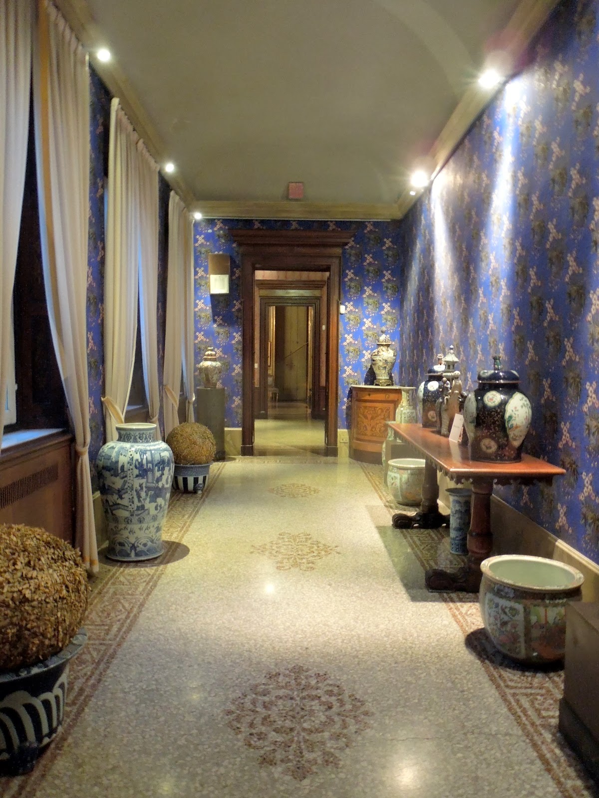 Viaggi e pensieri: Palazzo Morando: maschere di ieri, abiti di oggi