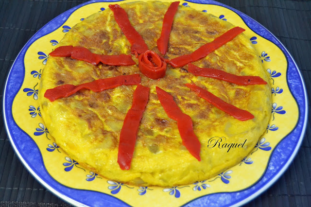 Tortilla De Patatas Adornada Con Pimientos Asados
