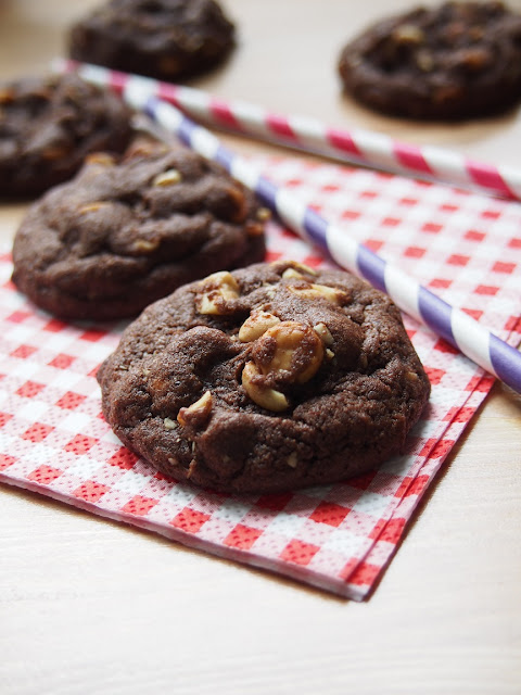 Salted Caramel Chocolate Cookies – Suolaiset kinuski-suklaakeksit