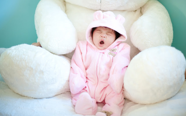 Wallpaper Cute Baby Yawning