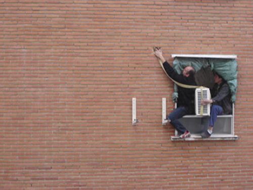 installing-ac-units-dangerous-heights-crazy-0.jpg