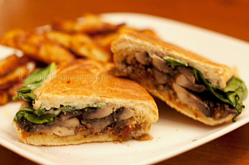 Paninis aux portobellos, tomates séchées et parmesan Doumdoum se régale
