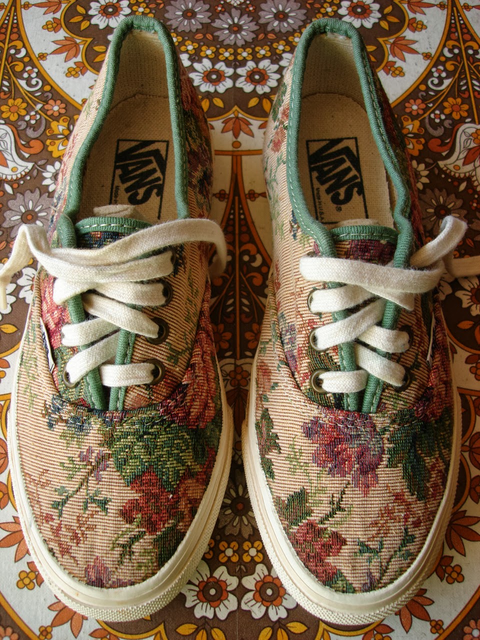 theothersideofthepillow vintage VANS FLORAL TEA TAPESTRY authentic