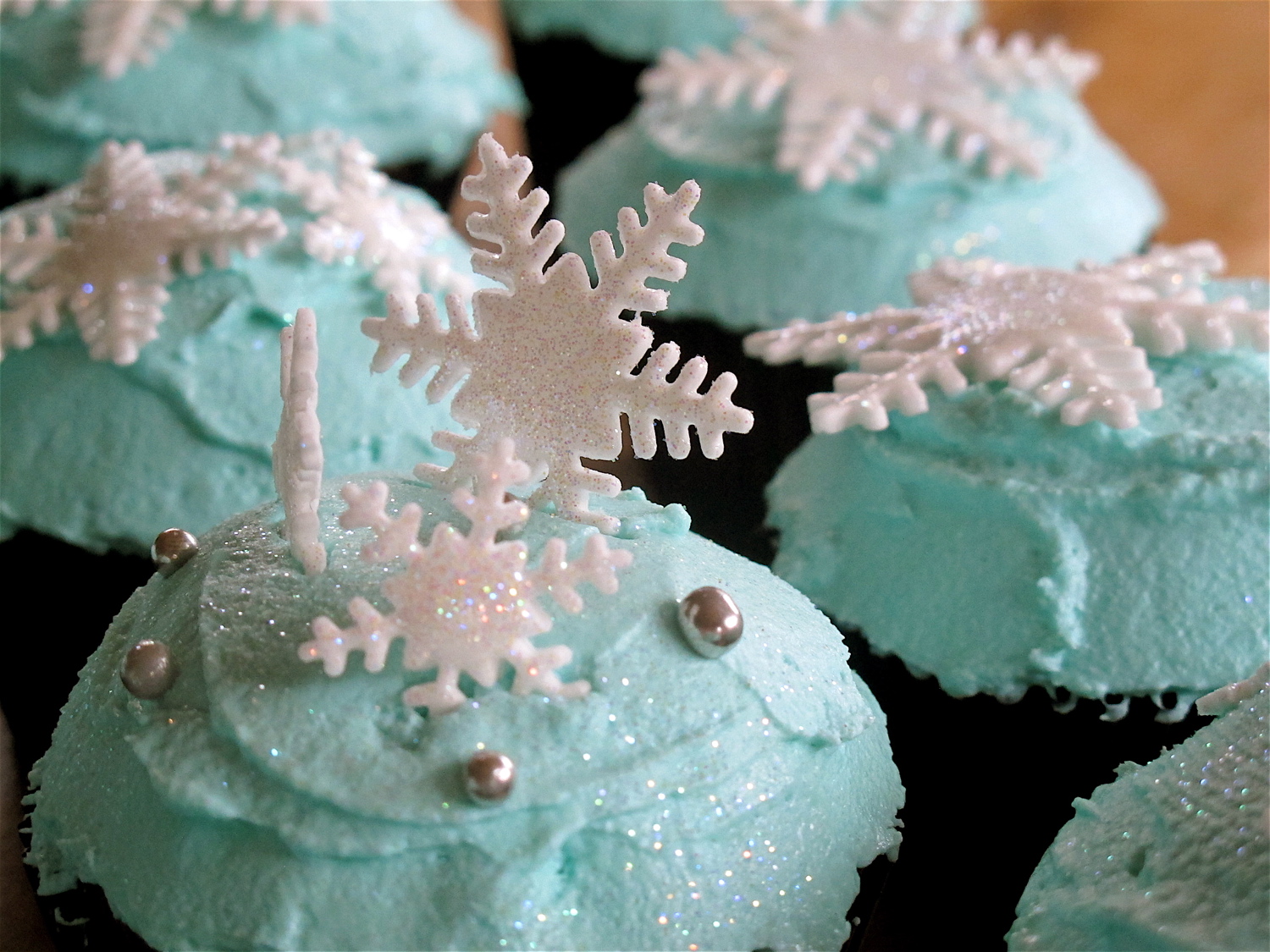 Spongedrop Snowflake Cupcakes with Minty Frosting