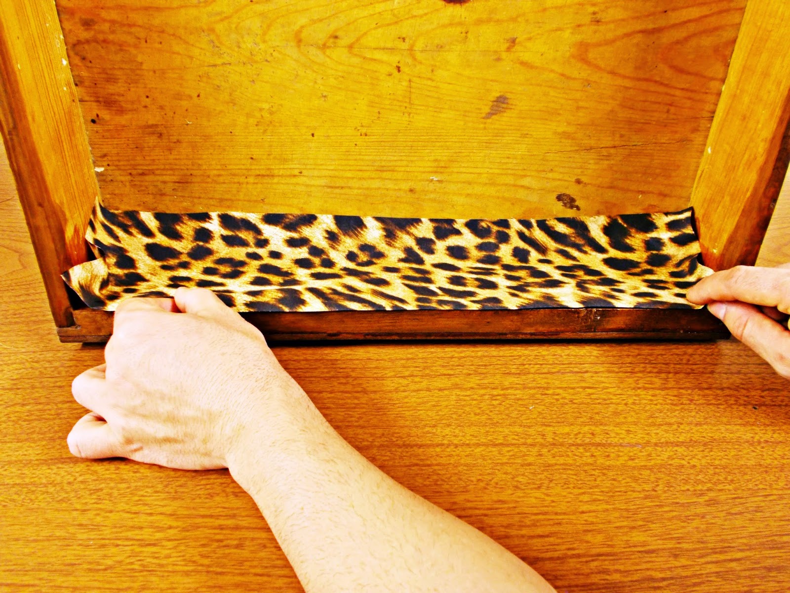 DIY-decoración-cómoda-mueble-restaurar-forrar-cajones-tela-leopardo-6
