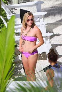 English: Reese Witherspoon‭ ‬2014‭ ‬Purple Bikini Hawaii‭ 