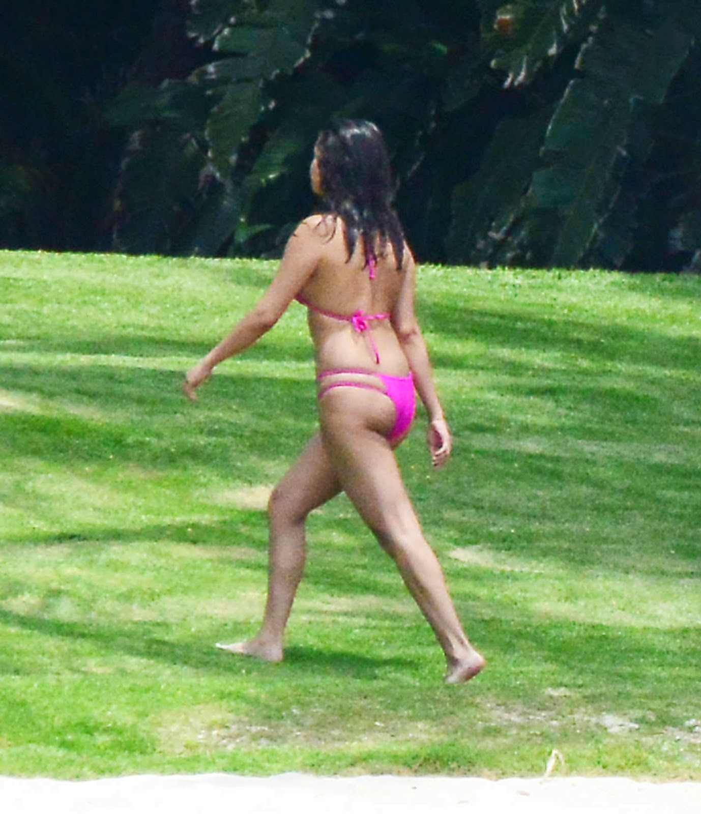 Selena gomez shaking sexy