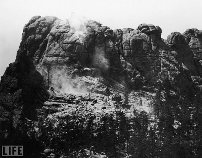 [Image: Mount+Rushmore+as+it+appeared+in+its+mor...+state.jpg]