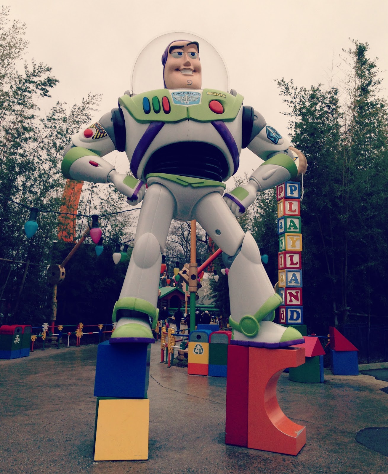 A picture of Huge Buzz Lightyear at Disneyland Paris 
