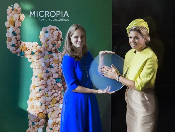 Hier, la reine Maxima a assisté à l'inauguration du musée Micropia, à Amsterdam. C'est le premier musée au monde sur les micro - organismes.