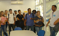 O gerente da unidade Jubemar Lima, à direita, esclarece as dúvidas dos alunos.