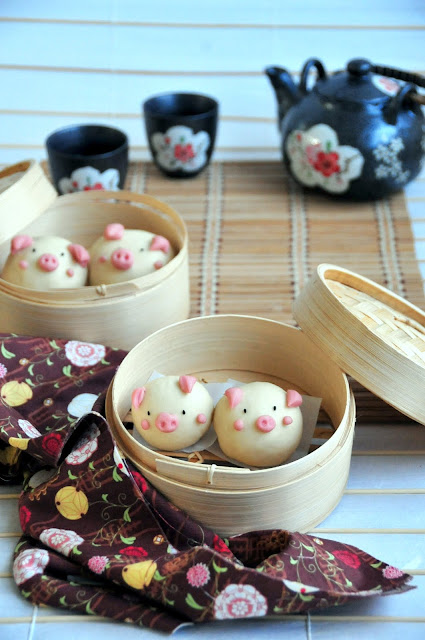 Check out how to make these adorable Piggy Chinese Steam Bun 小猪猪饅頭 with step by step video tutorial!