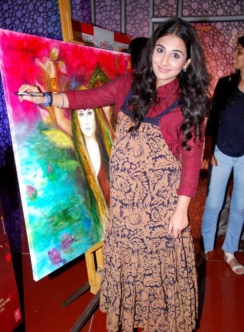 vidya balan at kahaani painting launch actress pics