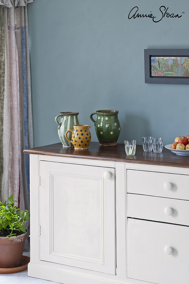 Annie Sloan • Paint & Colour Faking a rich mahogany look with Chalk