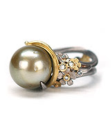 Beauty Ring in Gold Pearl With Flowers and Diamonds