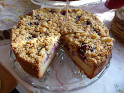 blackberry and apple crumble cake