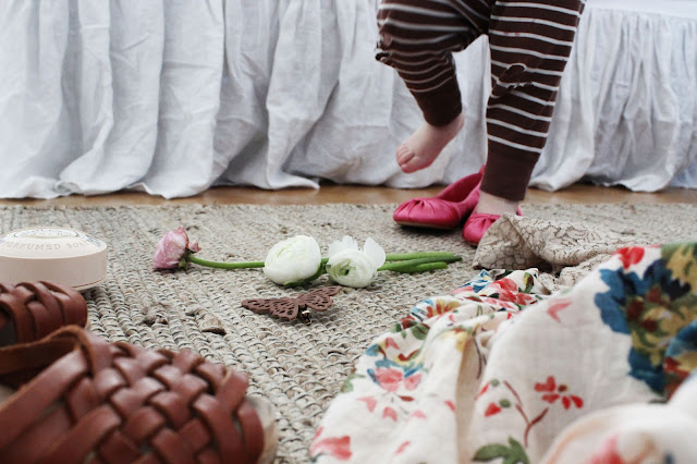 fredagsmood1 Bland ranunkel, spets, fjärilar och storebror.