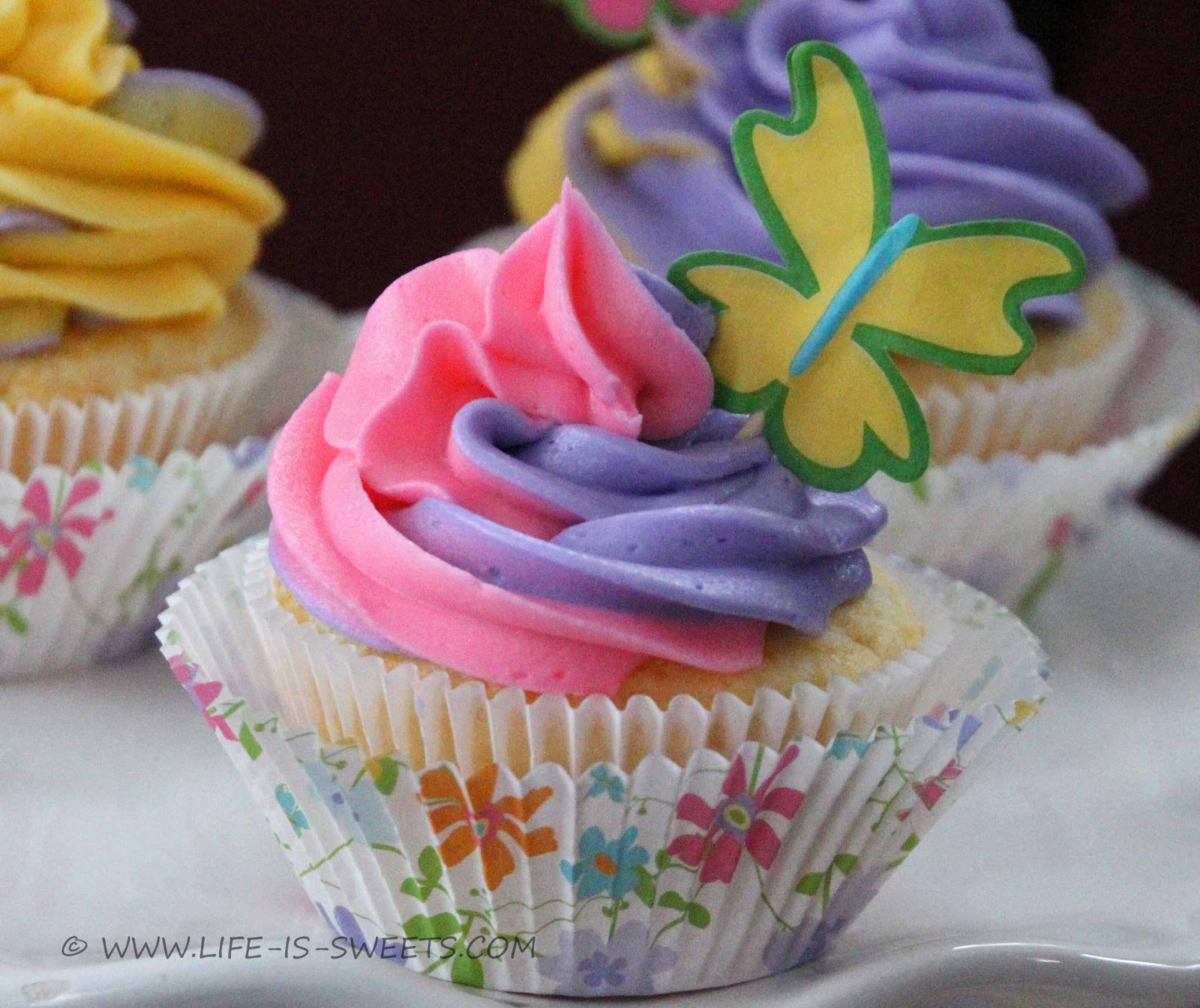 Life Is Sweets Spring Cupcakes with TwoColor Swirl Icing Tutorial