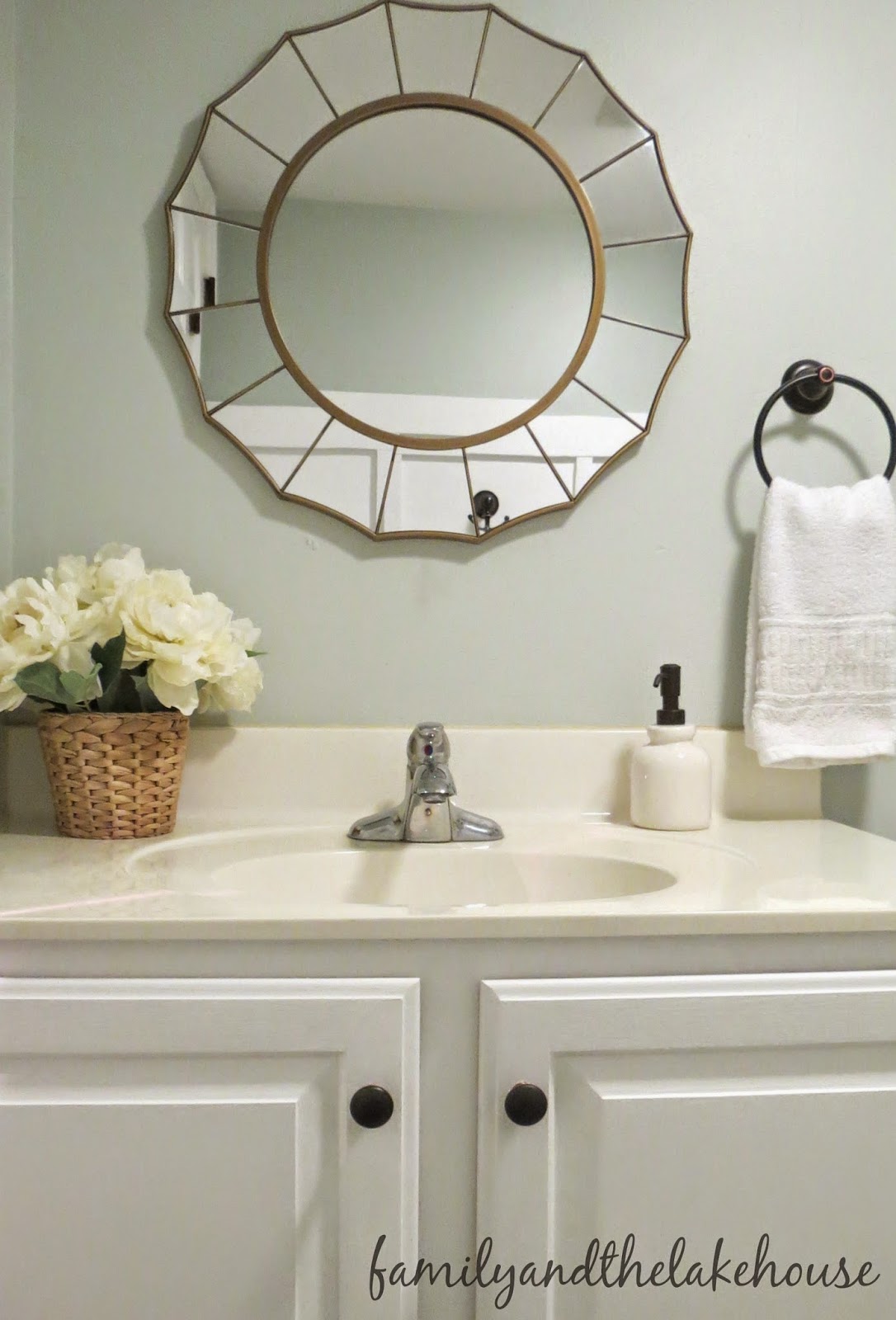 Family and the Lake House - Guest Bathroom 