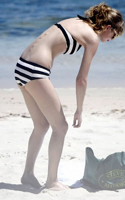 Taylor Swift showing off her bikini body at Cottesloe Beach in Perth Taylor Swift, Taylor Swift body, Taylor Swift bikini, Cottesloe Beach, Perth, Australia, Cottesloe Beach hotel.Cottesloe Beach luxury hostel, Cottesloe Beach luxury travel trip, Cottesloe Beach travel tour cheap