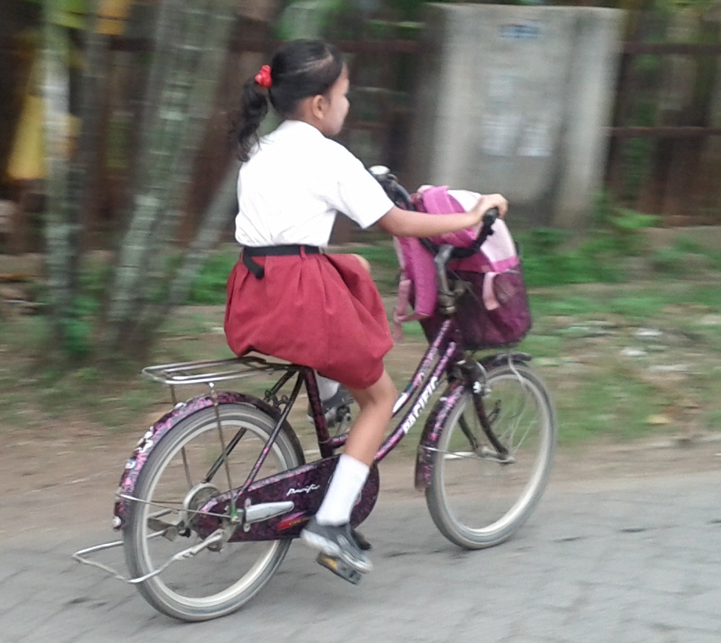 Nyaikel Cycle: Sepeda dan Seragam Sekolah