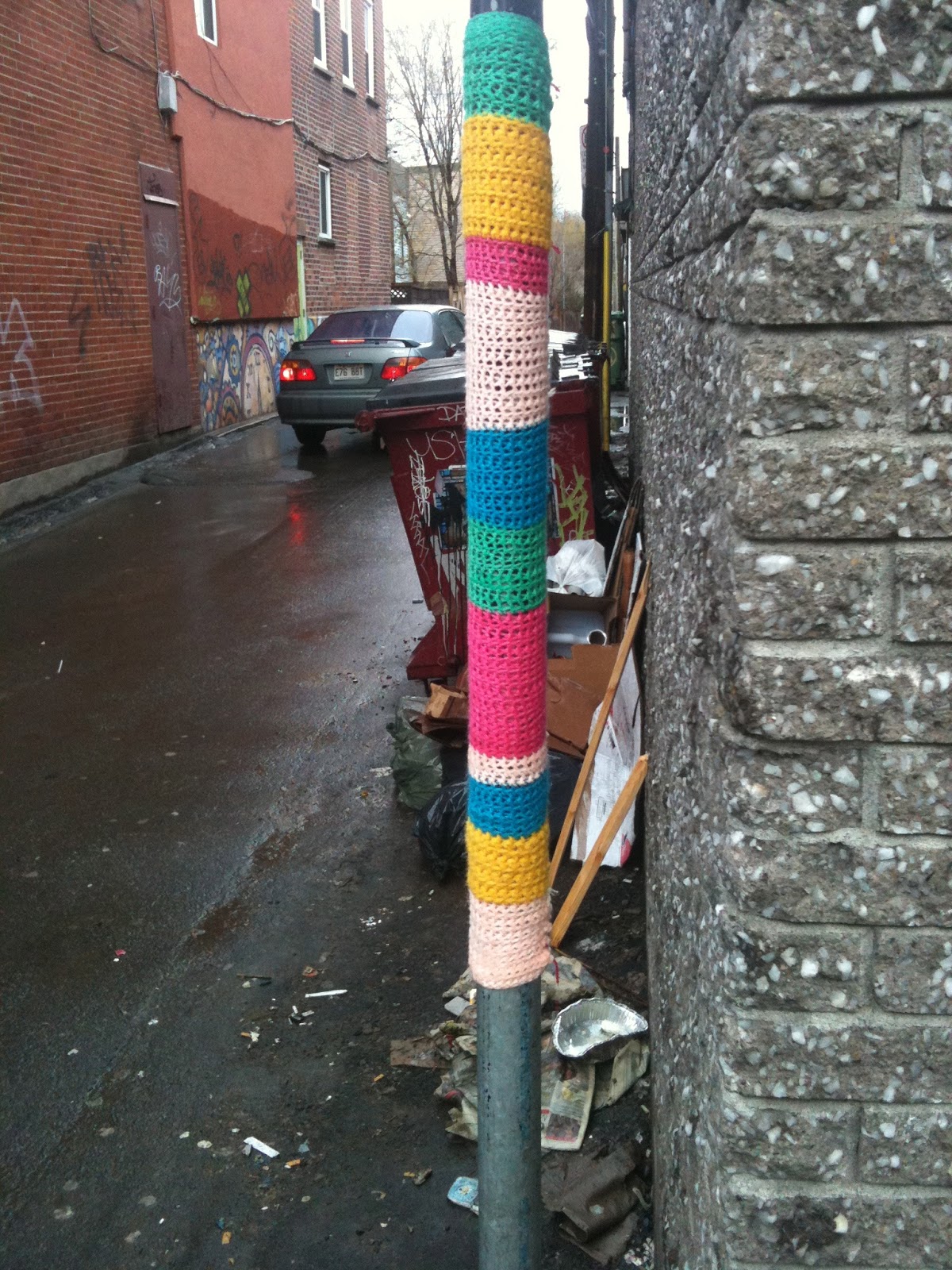 noeud.noir { urban art yarn bombing }