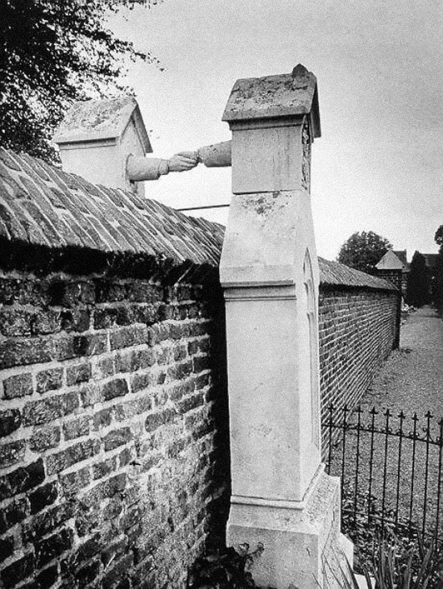 30 of the most powerful images ever - The Graves of a Catholic woman and her Protestant husband, Holland, 1888