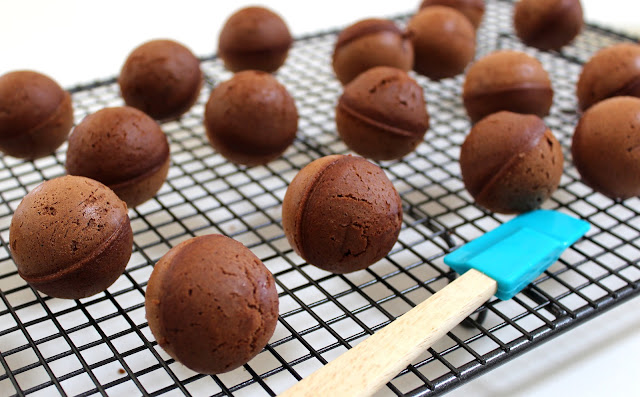 Christmas Pudding Chocolate Cake Pops and A Cake Pop Maker