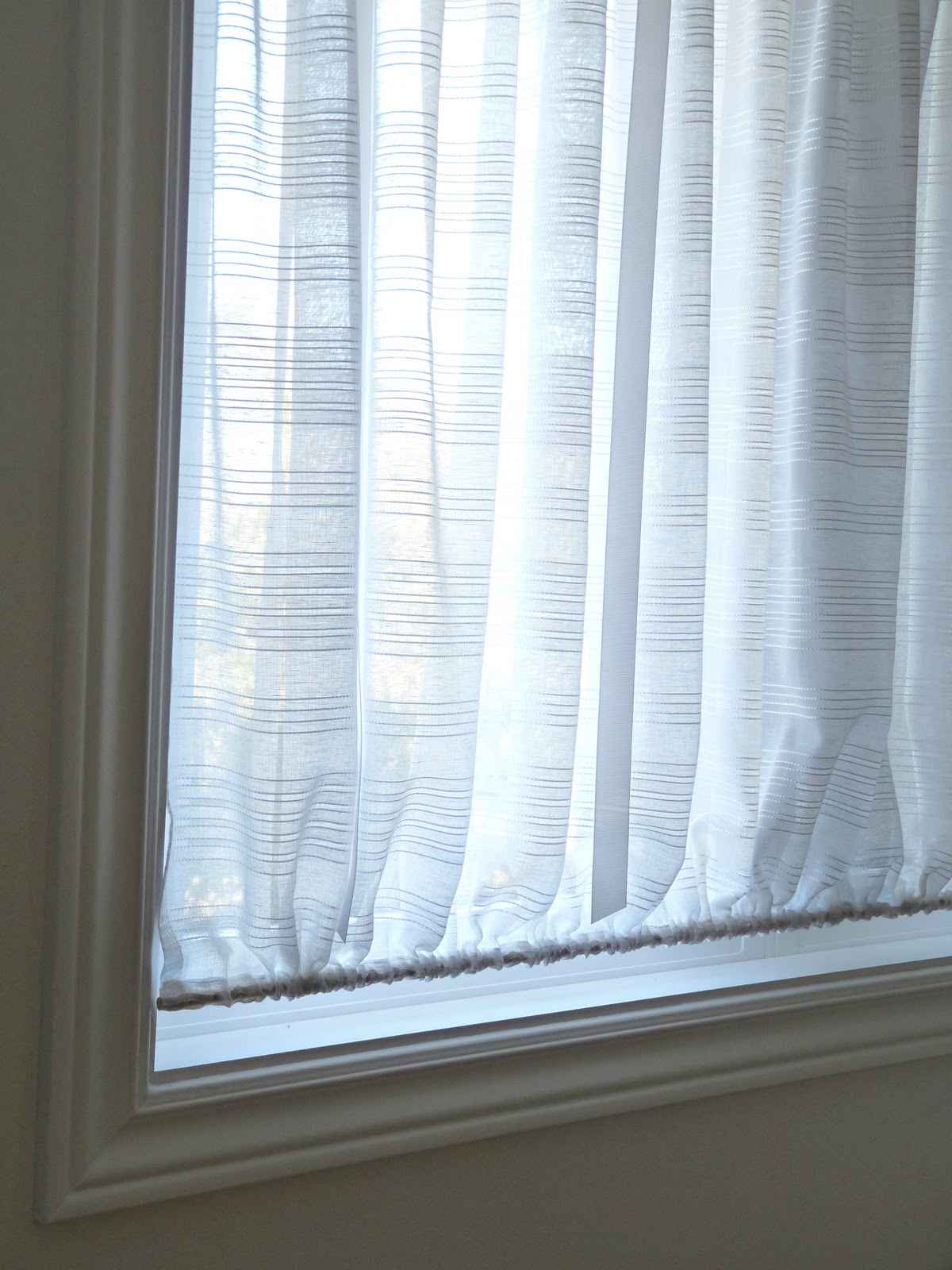 DIY Window Covering for Awkward Window Dans le Lakehouse