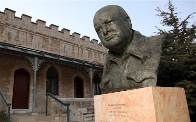 Photo symbolique! - Page 35 Churchill+bust+in+Jerusalem