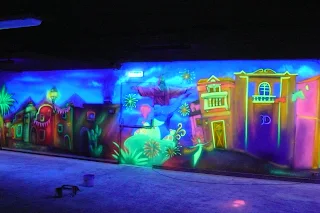 Malowanie obrazu na ścianie techniką UV, obraz w ultrafiolecie świecący w ciemności, hromadefth 3D, mural UV