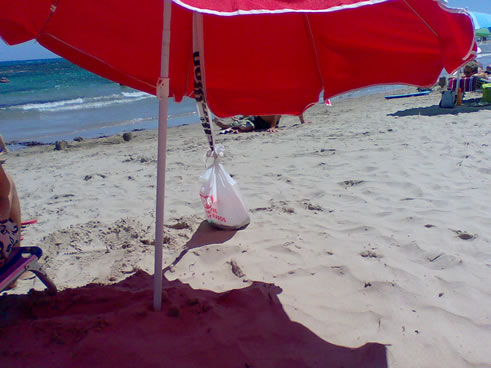 El truco para clavar la sombrilla en la playa en verano y que no salga  volando