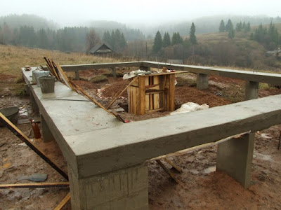 Столбчатый фундамент для частного деревянного дома со стенами из бревна